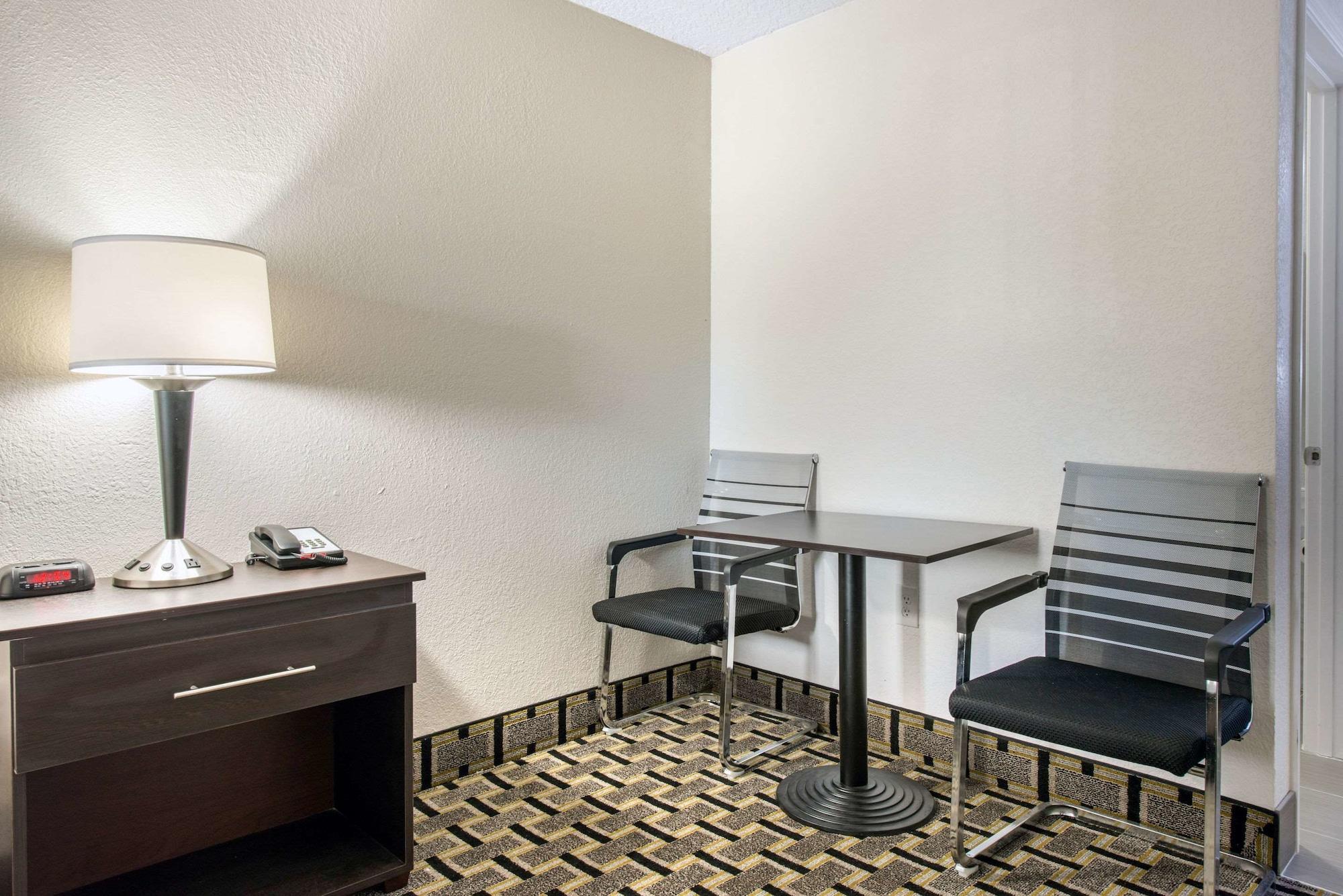 Clarion Inn & Suites Kissimmee-Lake Buena Vista South Esterno foto