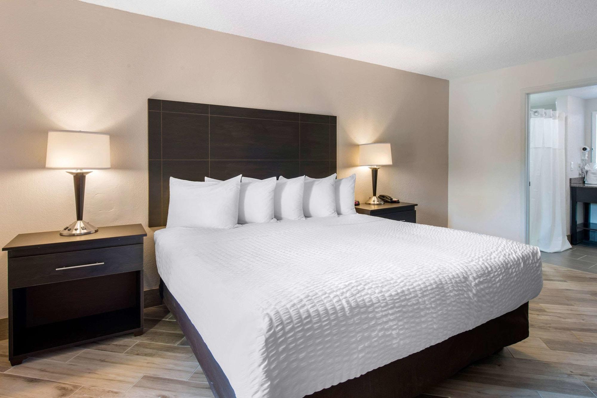 Clarion Inn & Suites Kissimmee-Lake Buena Vista South Esterno foto