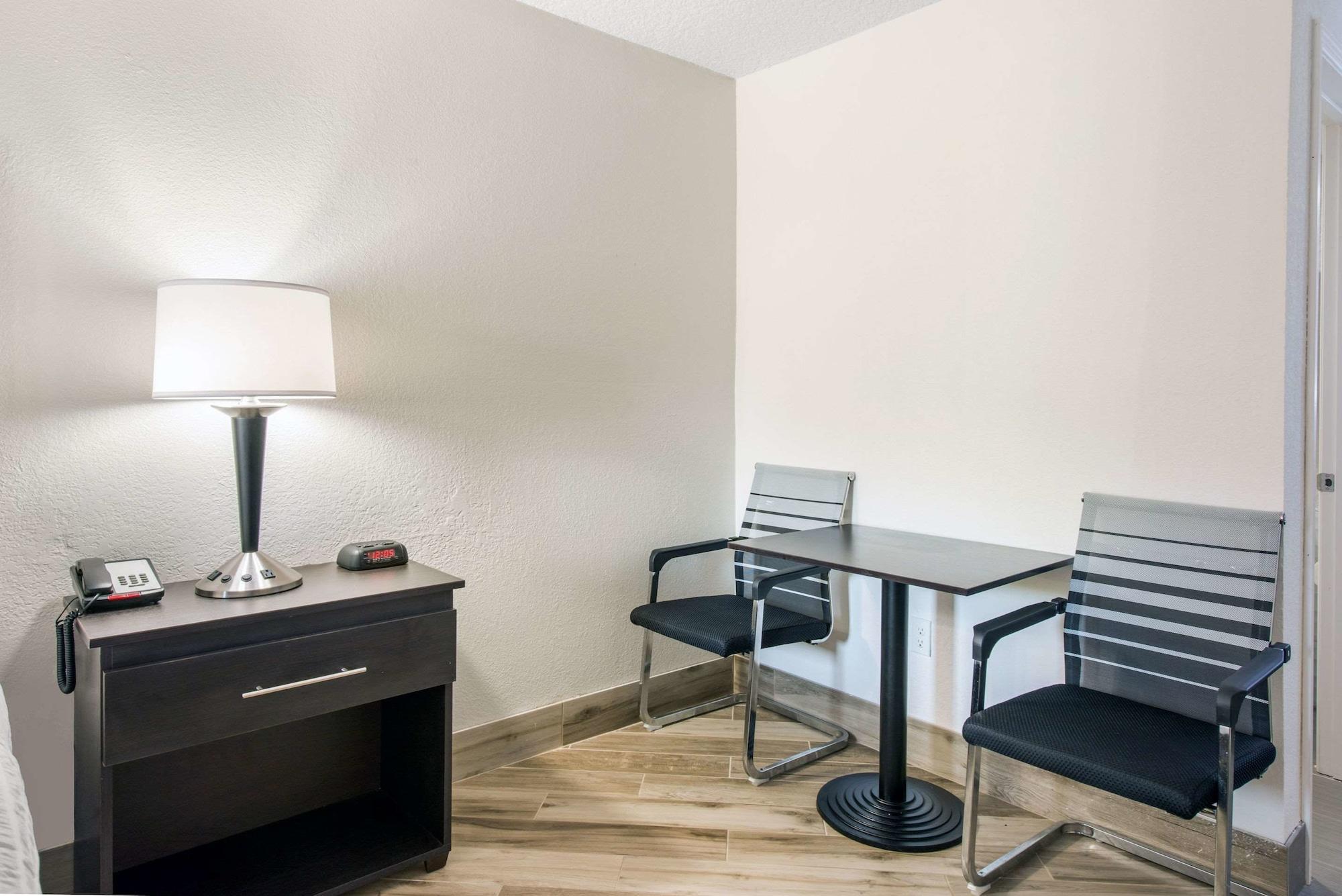 Clarion Inn & Suites Kissimmee-Lake Buena Vista South Esterno foto