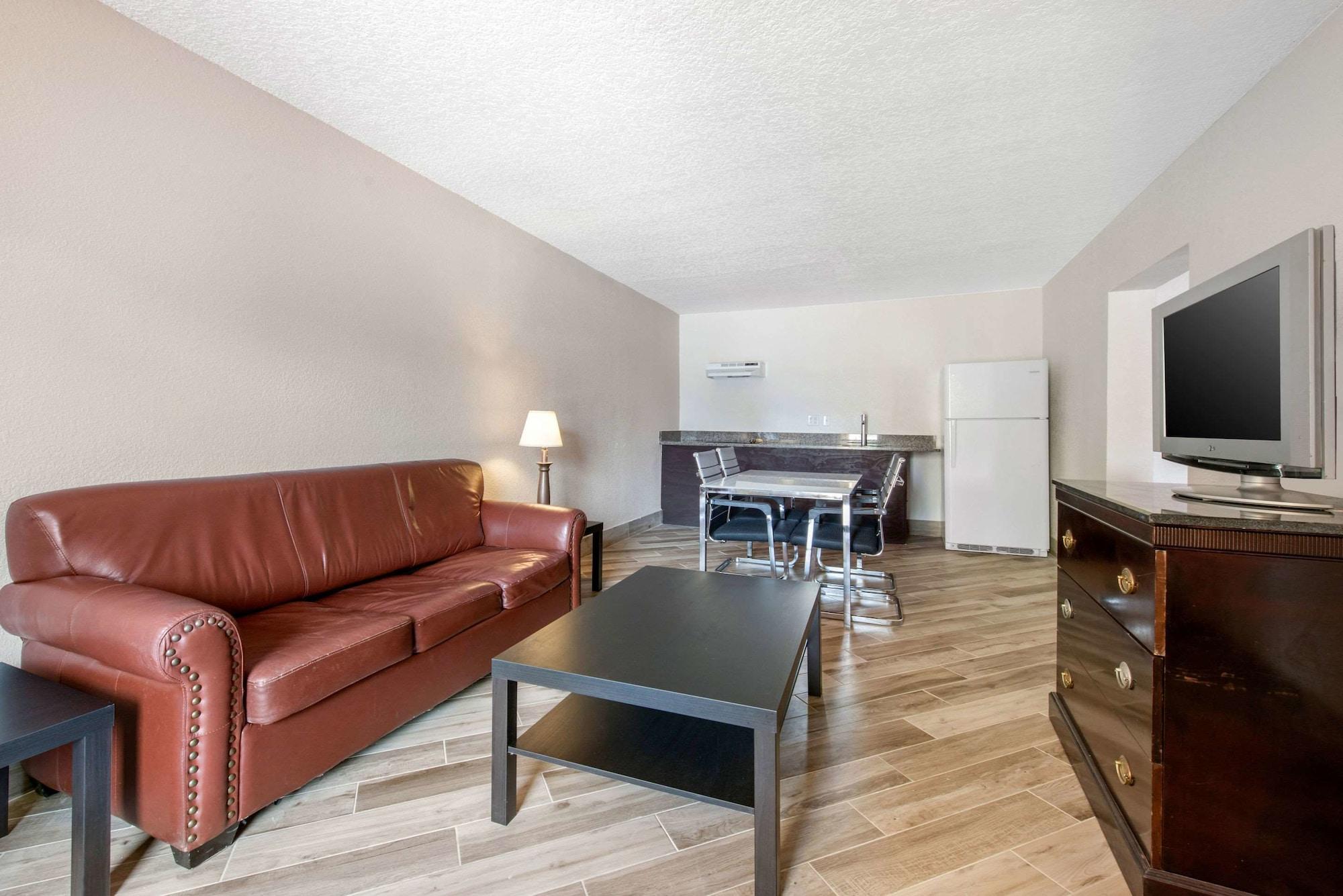 Clarion Inn & Suites Kissimmee-Lake Buena Vista South Esterno foto