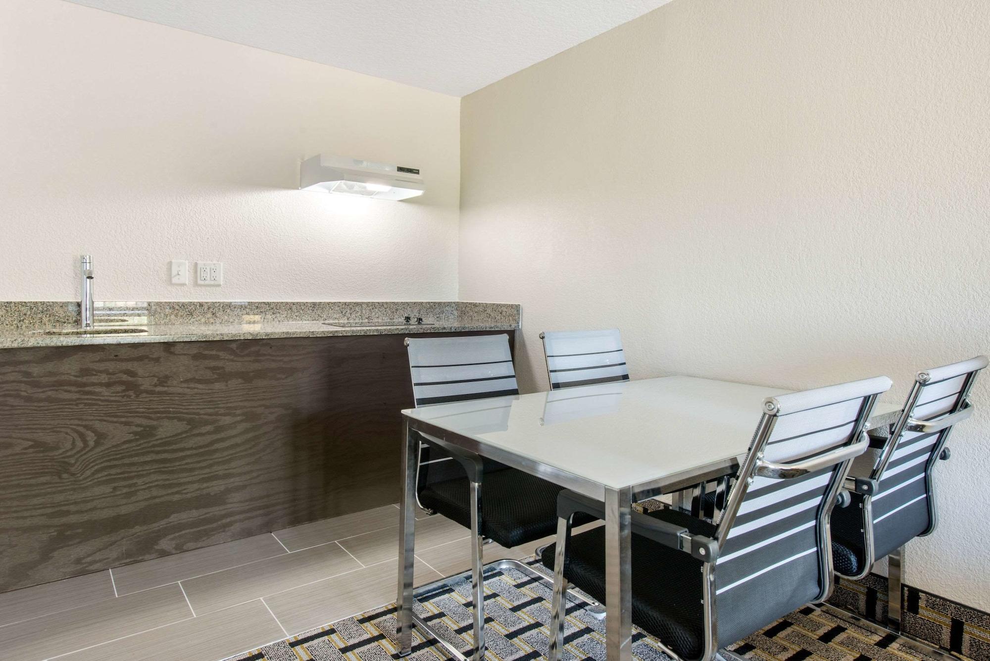 Clarion Inn & Suites Kissimmee-Lake Buena Vista South Esterno foto