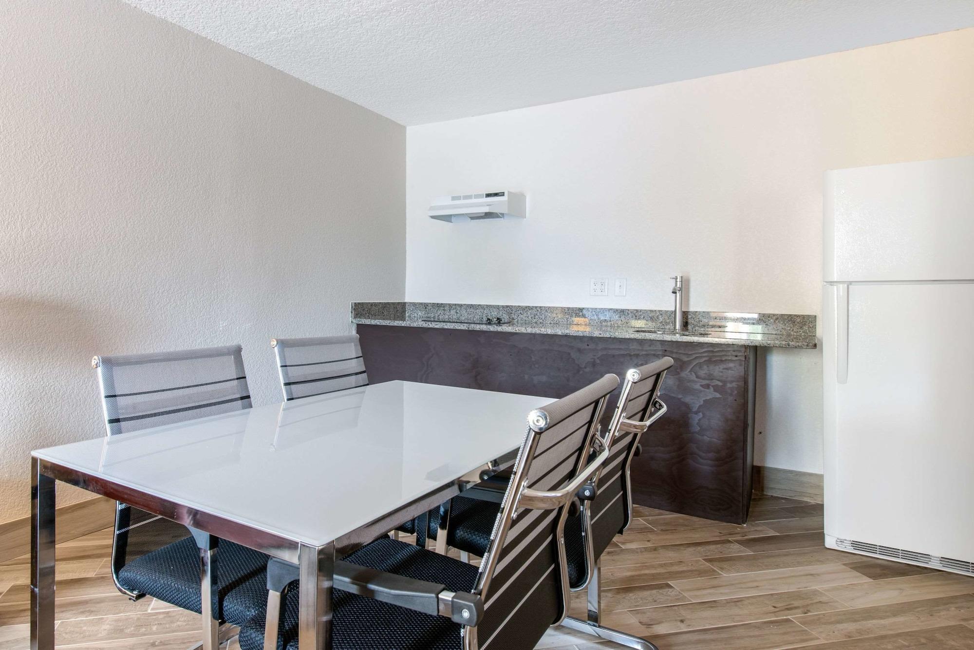 Clarion Inn & Suites Kissimmee-Lake Buena Vista South Esterno foto