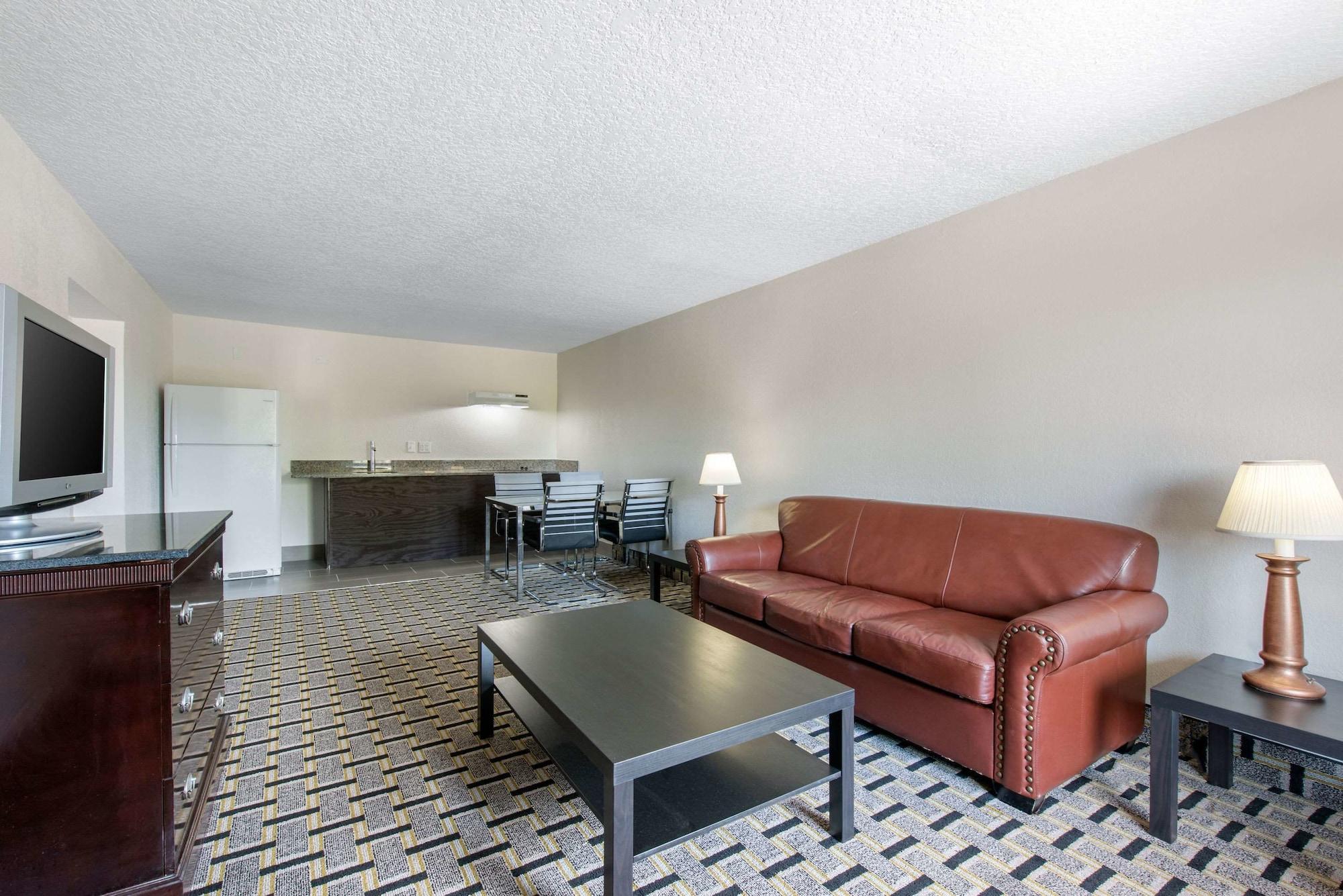 Clarion Inn & Suites Kissimmee-Lake Buena Vista South Esterno foto
