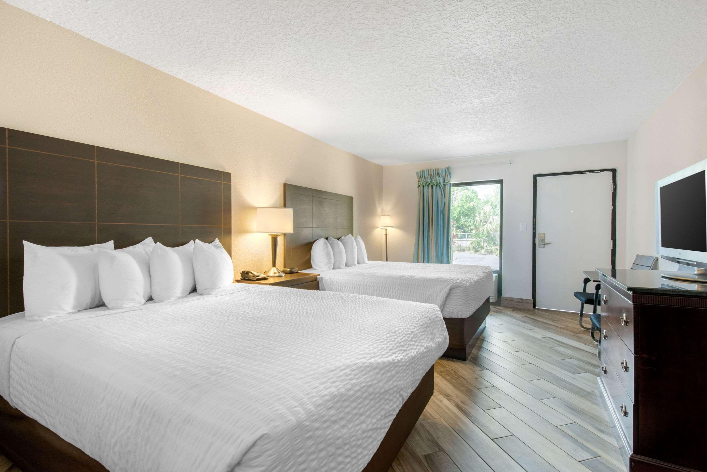 Clarion Inn & Suites Kissimmee-Lake Buena Vista South Esterno foto