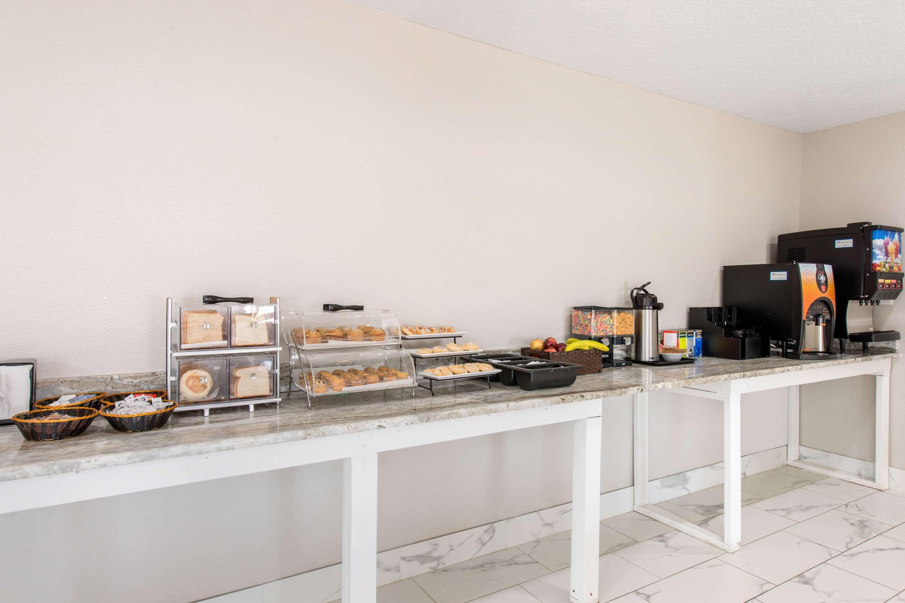 Clarion Inn & Suites Kissimmee-Lake Buena Vista South Esterno foto