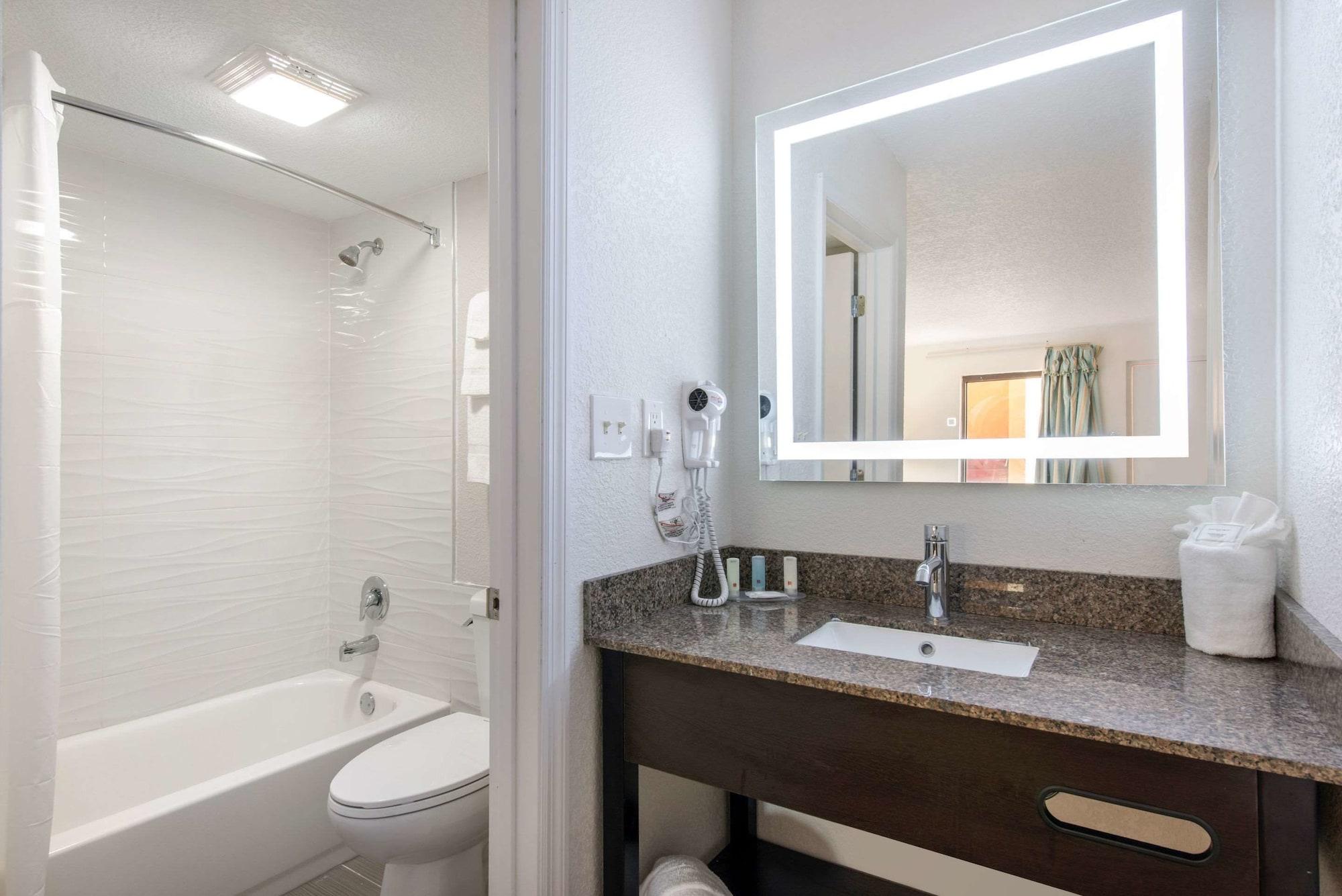 Clarion Inn & Suites Kissimmee-Lake Buena Vista South Esterno foto