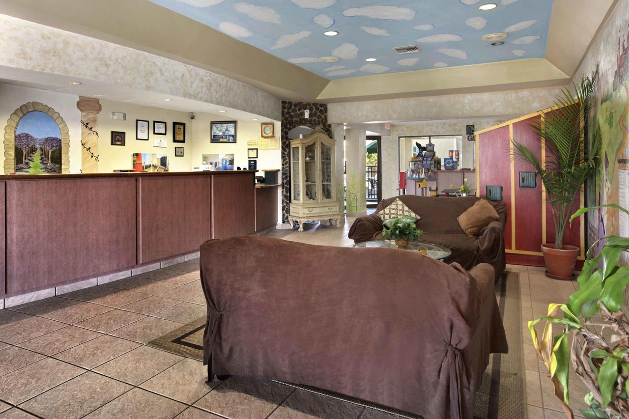 Clarion Inn & Suites Kissimmee-Lake Buena Vista South Esterno foto