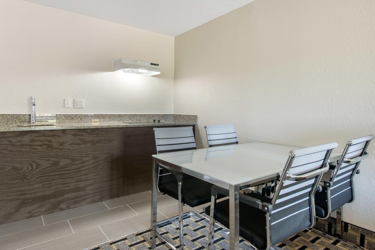 Clarion Inn & Suites Kissimmee-Lake Buena Vista South Esterno foto