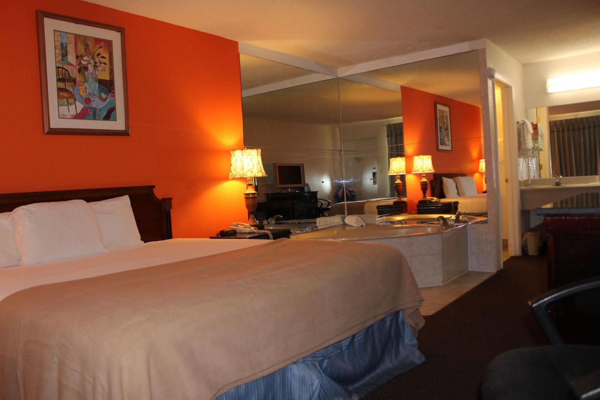 Clarion Inn & Suites Kissimmee-Lake Buena Vista South Esterno foto