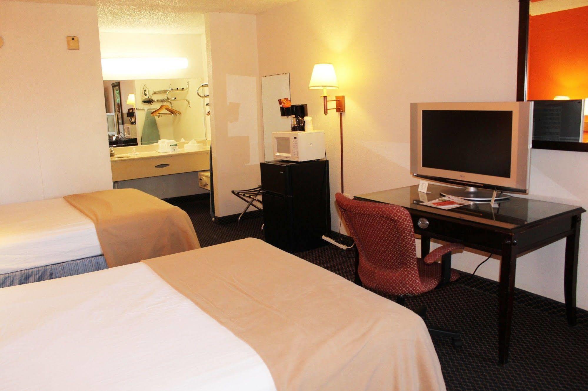 Clarion Inn & Suites Kissimmee-Lake Buena Vista South Esterno foto
